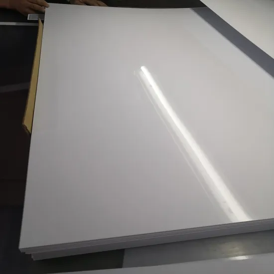 低燃性で箔押し性に優れ、作業性の良い白マット塩ビ硬質プラスチックシート